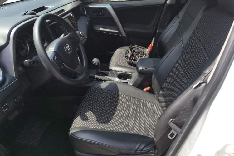 Used Toyota RAV4 2019 2.0L CVT Two-Wheel Drive Luxury Version China VI Standard Left Front Seat