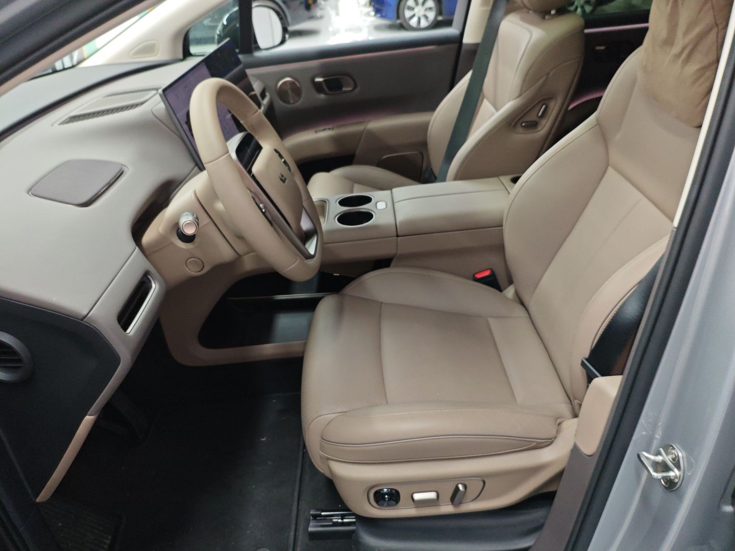 Переднее сиденье в автомобиле