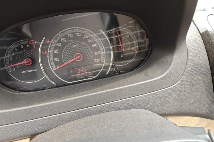 Used Wuling Zhengcheng 2015 1.8L Luxury Model LJ479QE2 Odometer Close Up