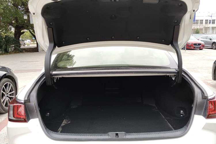 Used Lexus ES 2018 300h Premier Edition China VI Standard