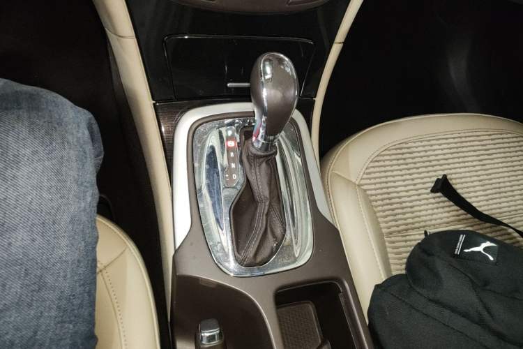 Used Buick Regal 2015 2.0L Leading Fashion Edition Gear Lever