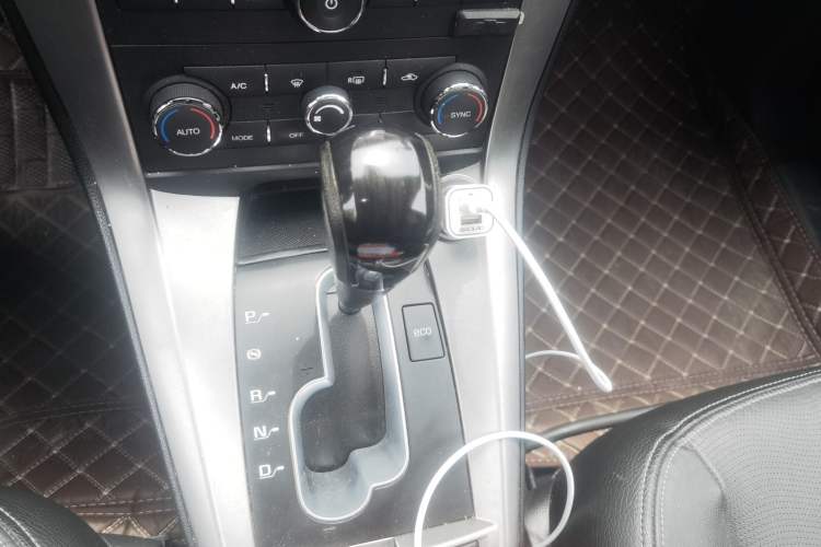 Used Chevrolet Captiva 2017 2.4L 4x4 Flagship Edition 7-Seater Gear Lever