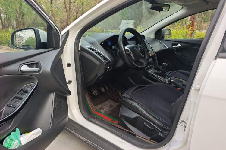 Used Ford Focus 2012 Sedan 1.6L Manual Fashion Edition Driver Seat