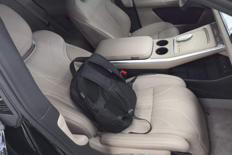 Used XPeng G9 2025 680 Ultra-Long Range All-Wheel Drive Max Right Front Seat