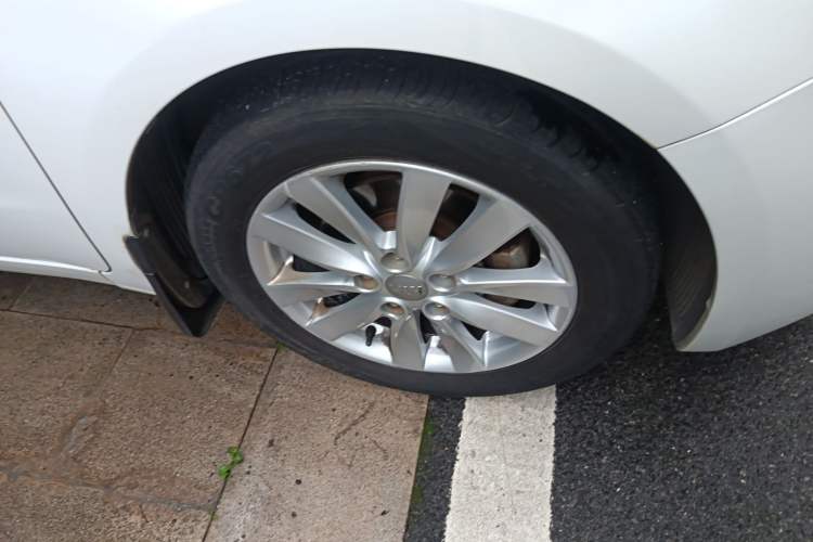 Used Kia K3 2015 1.6L Automatic DLX Right Front Wheel Hub