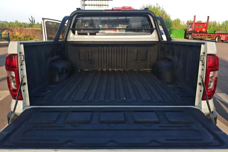 Used CHANGAN Lantop 2023 2.0T Manual Two-Wheel Drive Gasoline Elite Version Standard Cab Trunk