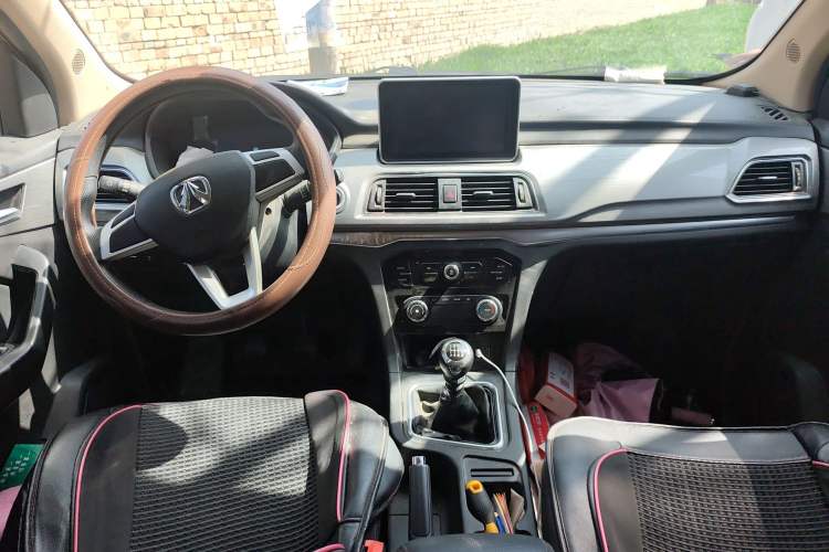 Used BAIC Weiwang M50F 2017 1.3T Standard Model Center Console