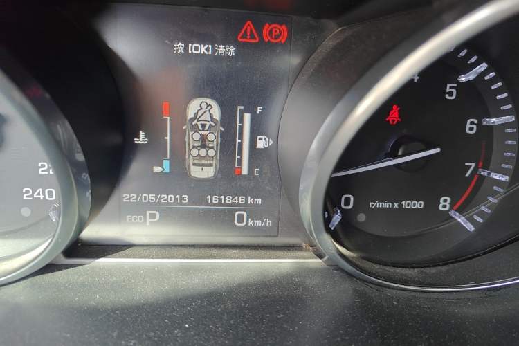 Used Land Rover Discovery Sport 2016 2.0T SE Odometer Close Up