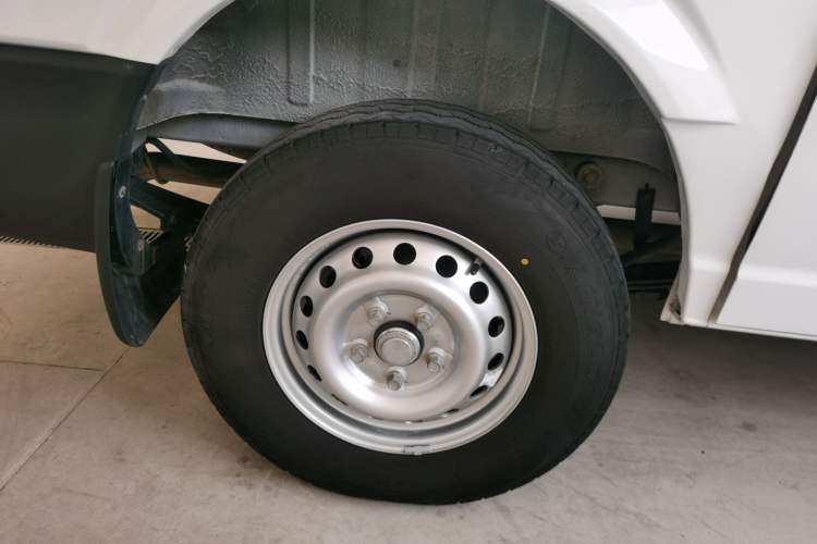 Used Dongfeng Yufeng Yufeng 2023 V9+ 2.0T Manual Front-Drive Multi-Function Short-Chassis Mid-Height 5/6-Seater