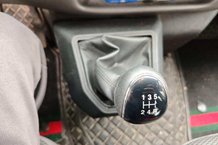 Used JMC Transit 2019 2.8T Commercial Version Short Wheelbase Mid-Roof 6-Seater China VI JX493
