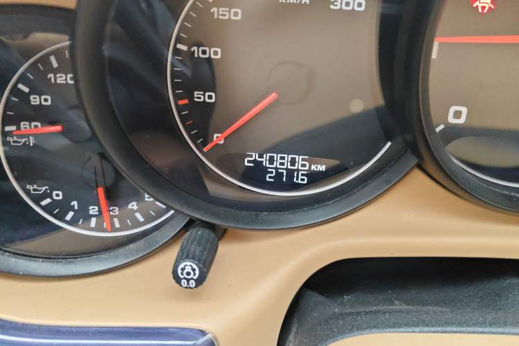 Used Porsche Panamera 2014 Panamera 4 3.0T Odometer Close Up