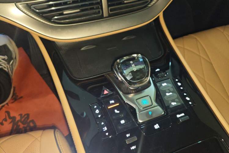 Used Denza D9 2024 DM-i 1050 Luxury Model
