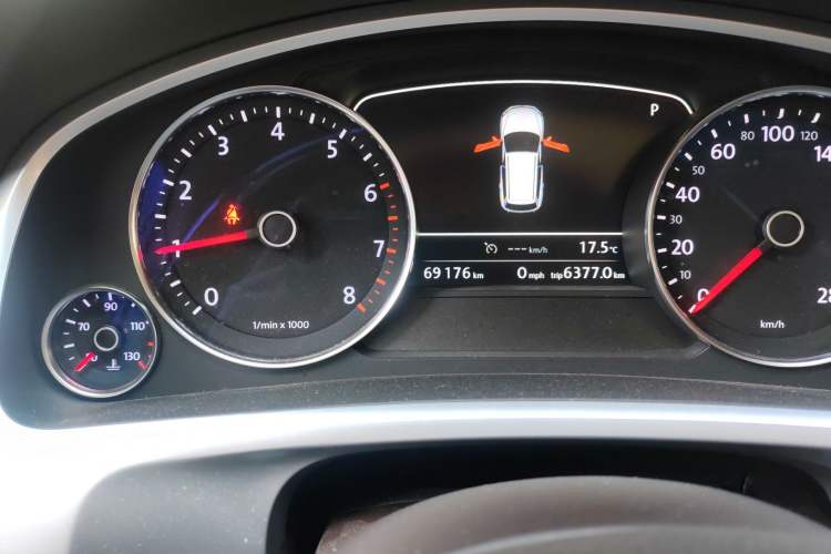 Used Volkswagen Touareg 2011 3.0 TSI High-End Version Odometer Close Up