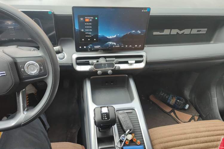 Used JMC Yuhu 2025 Short Wheelbase Double Cab Diesel Automatic Transmission Four-Wheel Drive Audio And AC Panel