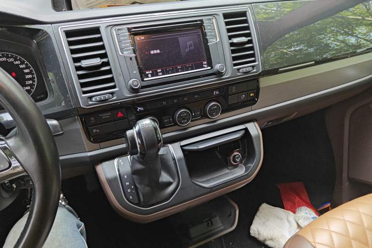 Used Volkswagen Caravelle 2017 2.0 TSI 4x4 Luxury Edition 7-Seater Audio And AC Panel