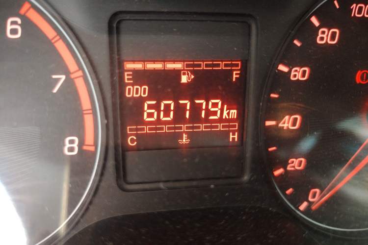 Used Baojun 310 2016 1.2L manual Comfort trim level Odometer Close Up