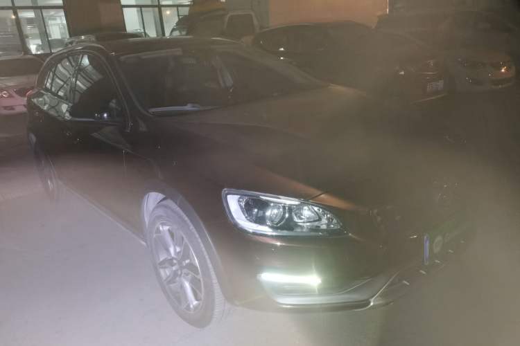 Used Volvo V60 2016 Cross Country T6 AWD
