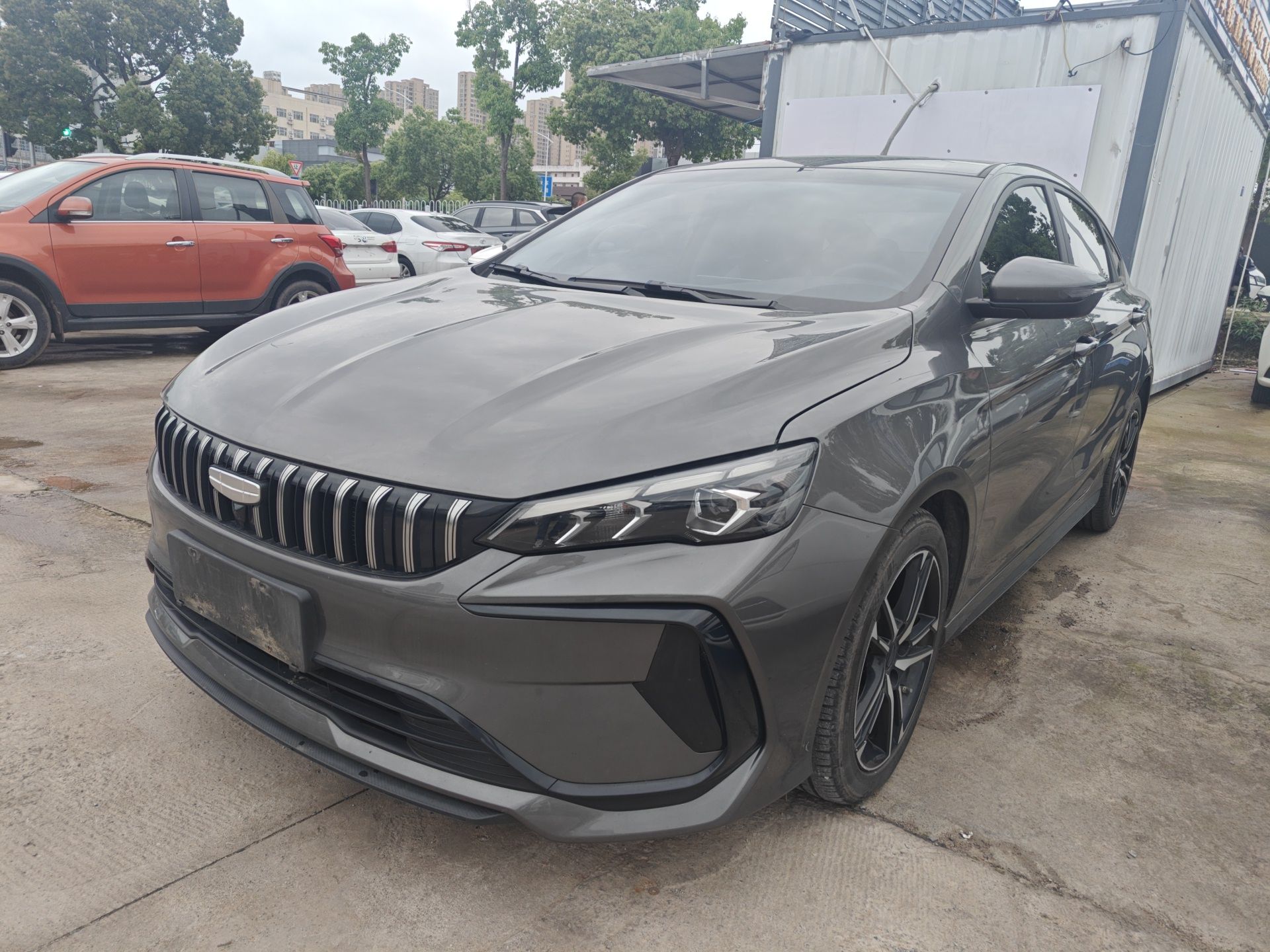 Под передней частью автомобиля