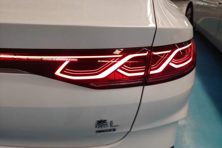 Used BYD Qin L 2025 DM-i Smart Drive 120KM Superior Model Right Rear Taillight