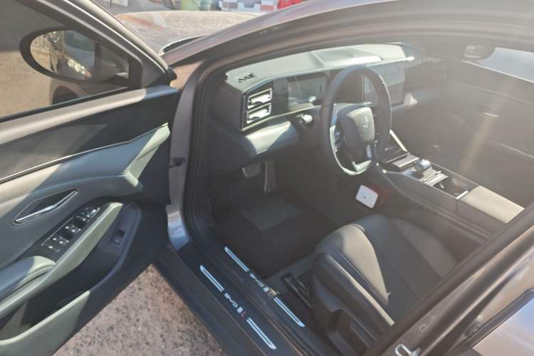 Used BYD Qin L 2025 DM-i Smart Drive 80KM Leading Model
