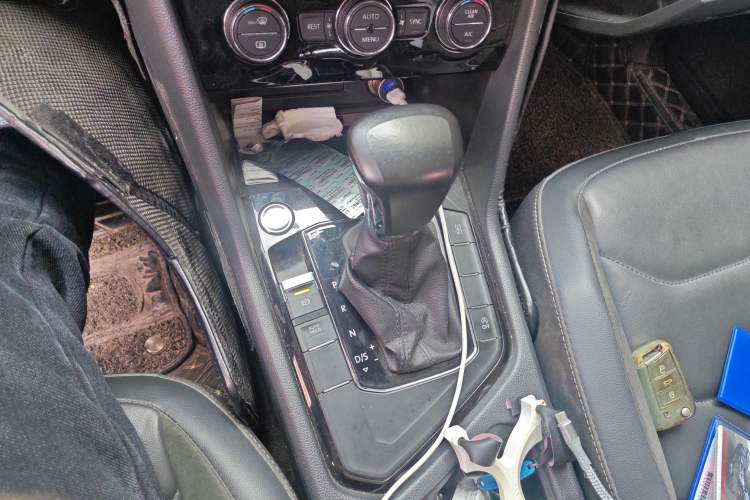 Used Volkswagen Tiguan L 2019 Updated Version 330TSI Automatic Two-Wheel Drive Panoramic Comfort Edition China VI Standard Gear Lever