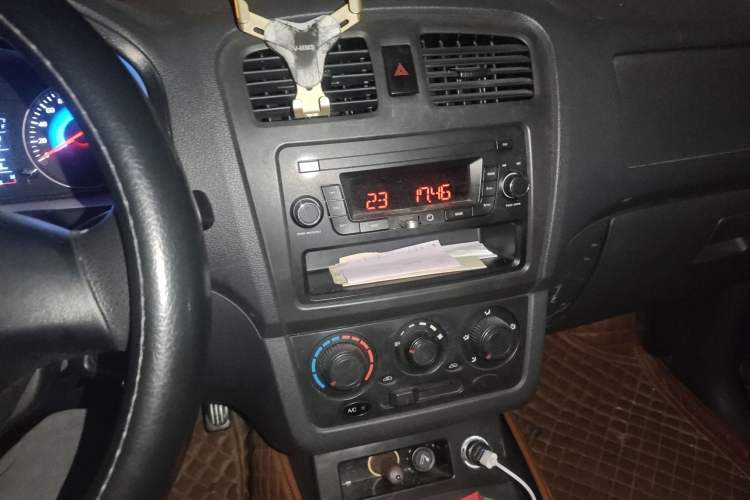 Used Dongfeng Fengon 330 2014 1.5L Manual Utility Version DK15 Audio And AC Panel