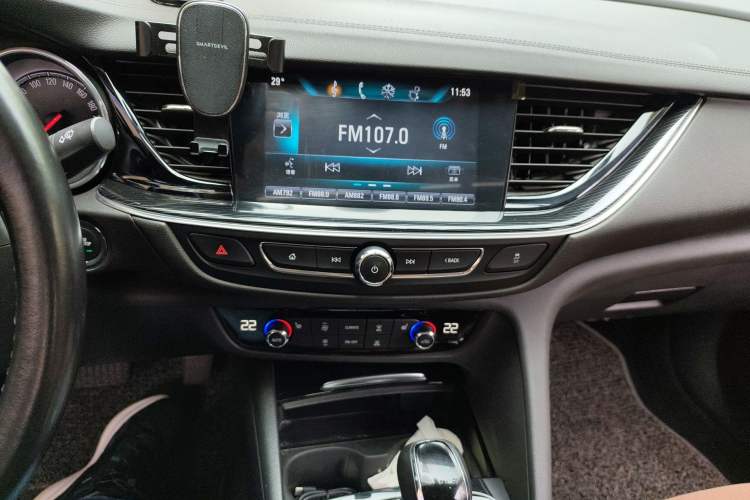 Used Buick Regal 2017 20T Elite Edition Audio And AC Panel