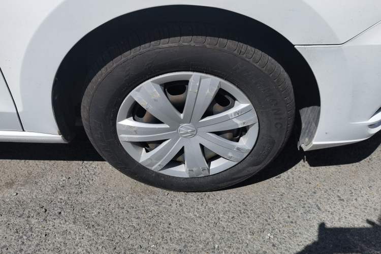 Used Volkswagen Jetta 2015 Value Edition 1.6L Manual Fashionable Style Right Front Wheel Hub