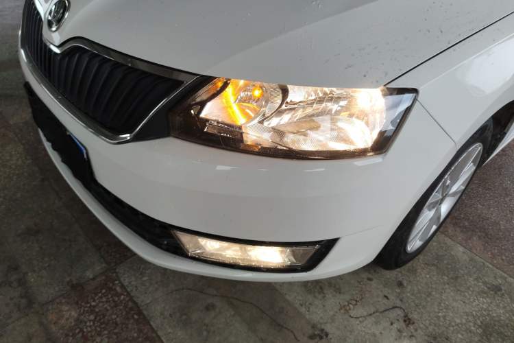 Used Skoda Rapid 2015 1.6L Manual Smart Selection Model Left Front Headlight