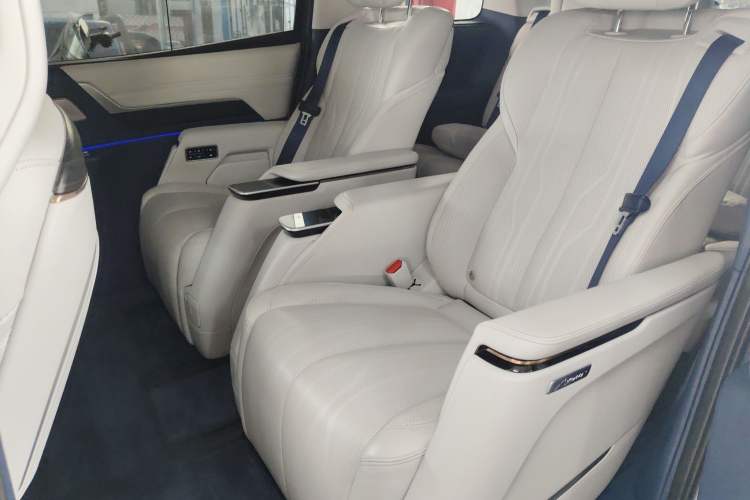 Used Buick Century 2023 2.0T Seven-Seater Yinshi Edition Left Rear Seat