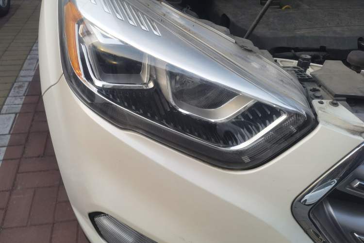 Used Ford Kuga 2017 EcoBoost 180 Two-Wheel-Drive Platinum Edition Right Front Headlight