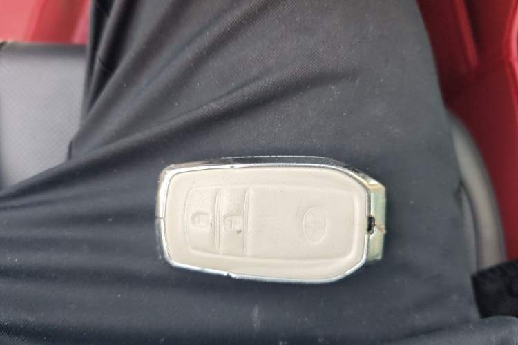 Used Toyota Highlander 2018 2.0T Four-Wheel Drive Luxury Edition 7 Seats China V Emission Standard Vehicle Key