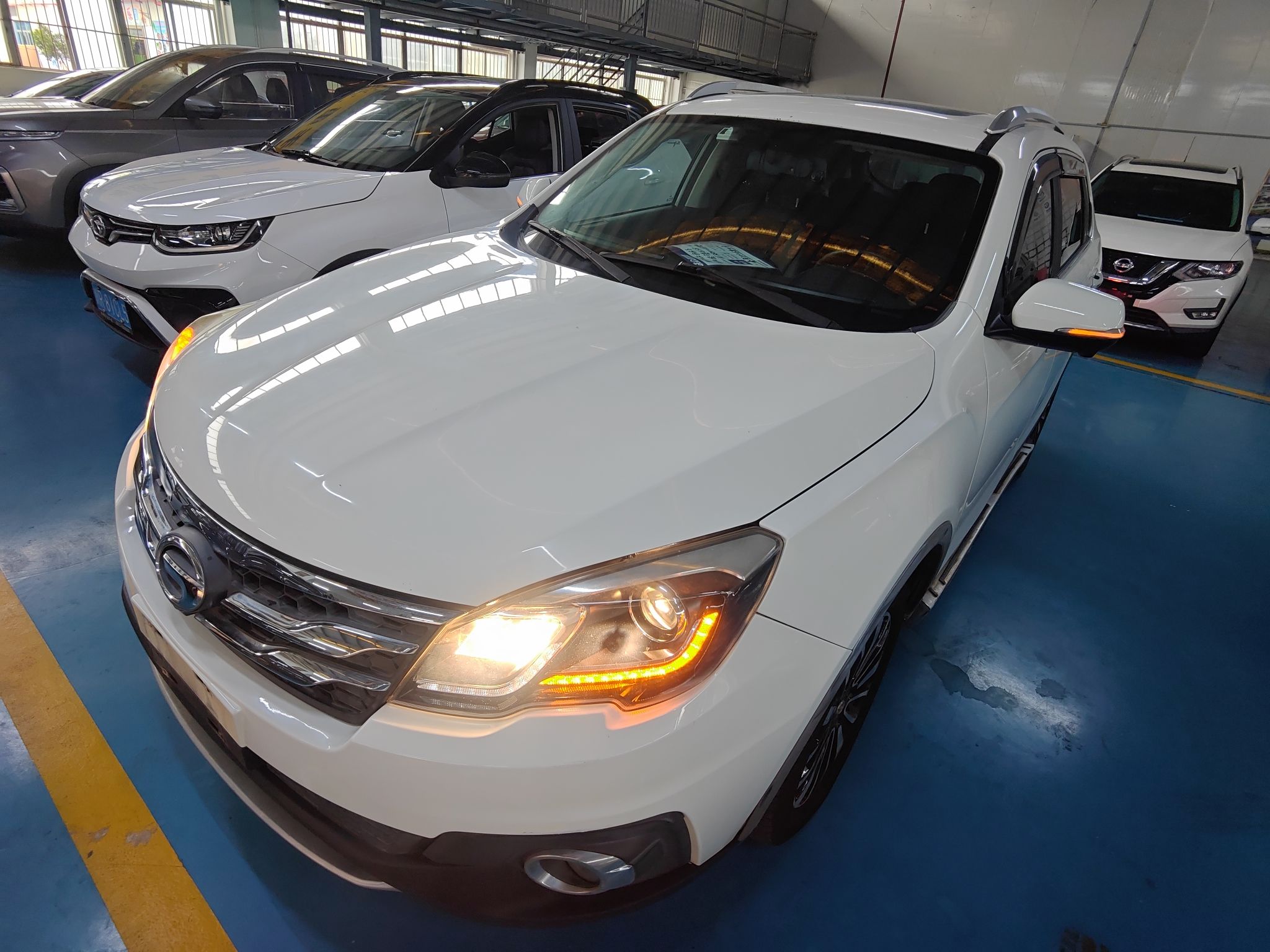 تحت مقدمة السيارة