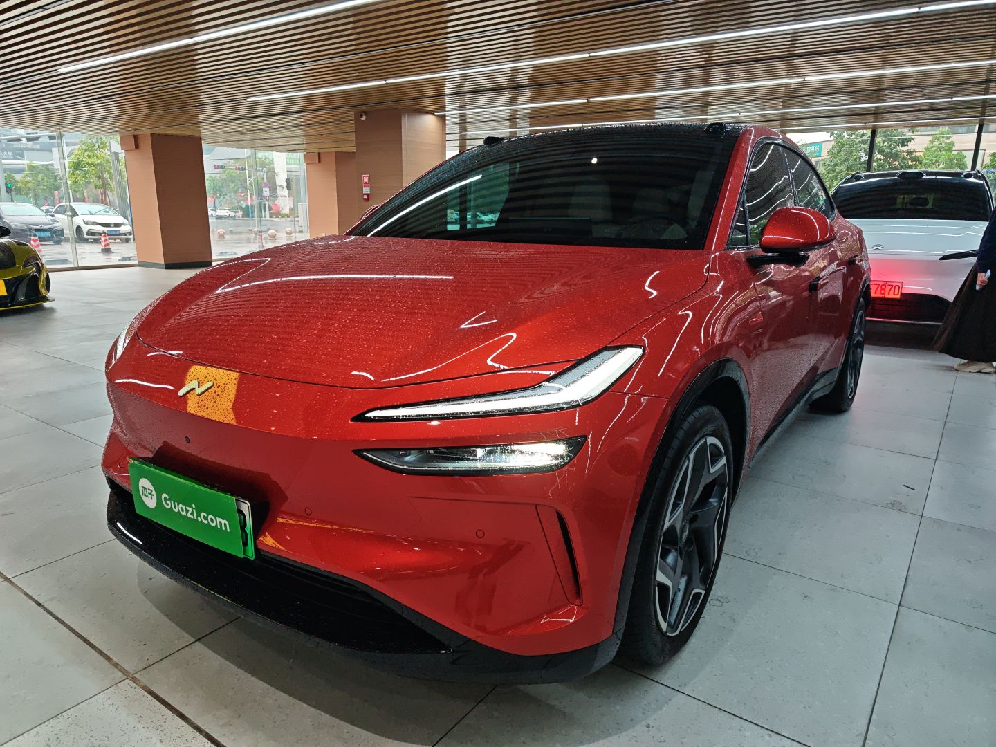 تحت مقدمة السيارة