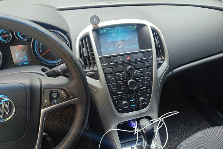 Used Buick GT 2013 XT 1.6L Automatic Comfort Edition Audio And AC Panel