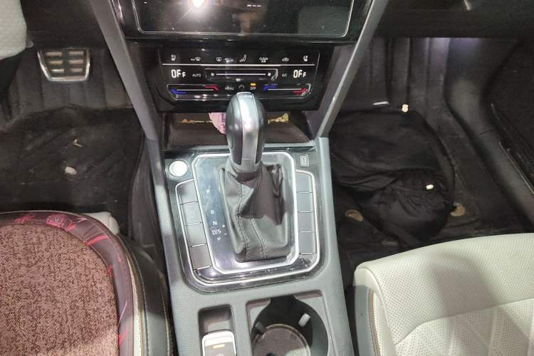 Used Volkswagen Magotan 2023 2 Million Units Commemorative Edition 330TSI DSG Luxury Version Gear Lever