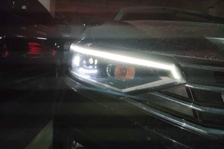 Used Volkswagen Magotan 2020 330TSI DSG Leading Model Right Front Headlight