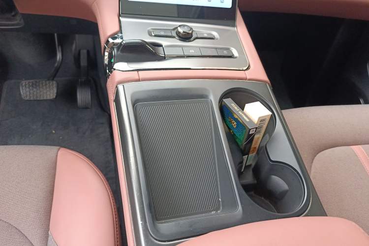 Used Nio EC6 2022 75 kWh Signature Edition Gear Lever