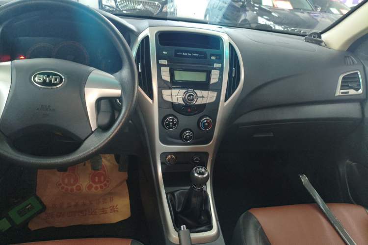 Used BYD F3 2015 Energy-Saving Edition 1.5L Manual Luxury Model Audio And AC Panel