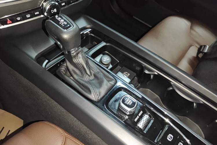 Used Volvo XC60 2019 T5 4x4 Smart Edition China VI Standard Gear Lever