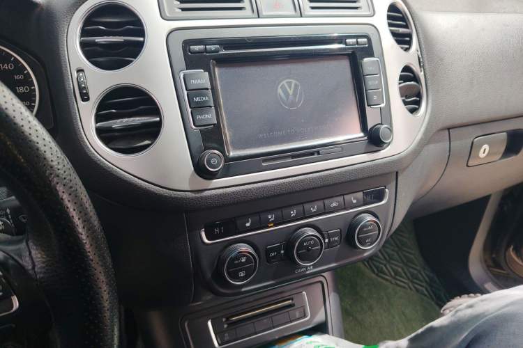 Used Volkswagen Tiguan 2016 300TSI Automatic All-Wheel Drive Luxury Edition Audio And AC Panel