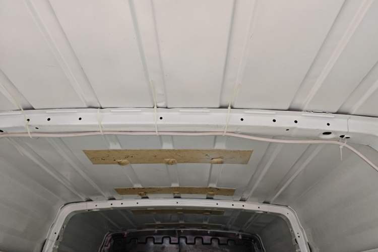 Used Iveco Daily 2021 2.8T V40 VAN厢式 Cargo Van 3-Seater Long Wheelbase Mid-Roof Design Dual Tires Manual Door Headliner