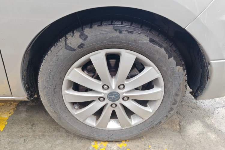 Used JAC Group Refine M5 2013 2.0T Gasoline Automatic Business Edition Right Front Wheel Hub