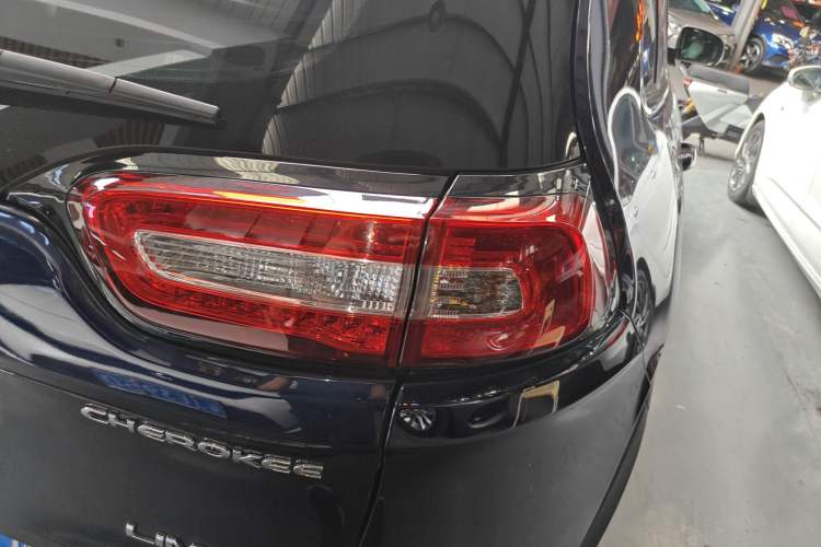 Used Jeep Cherokee 2017 2.4L Leading Smart Edition
