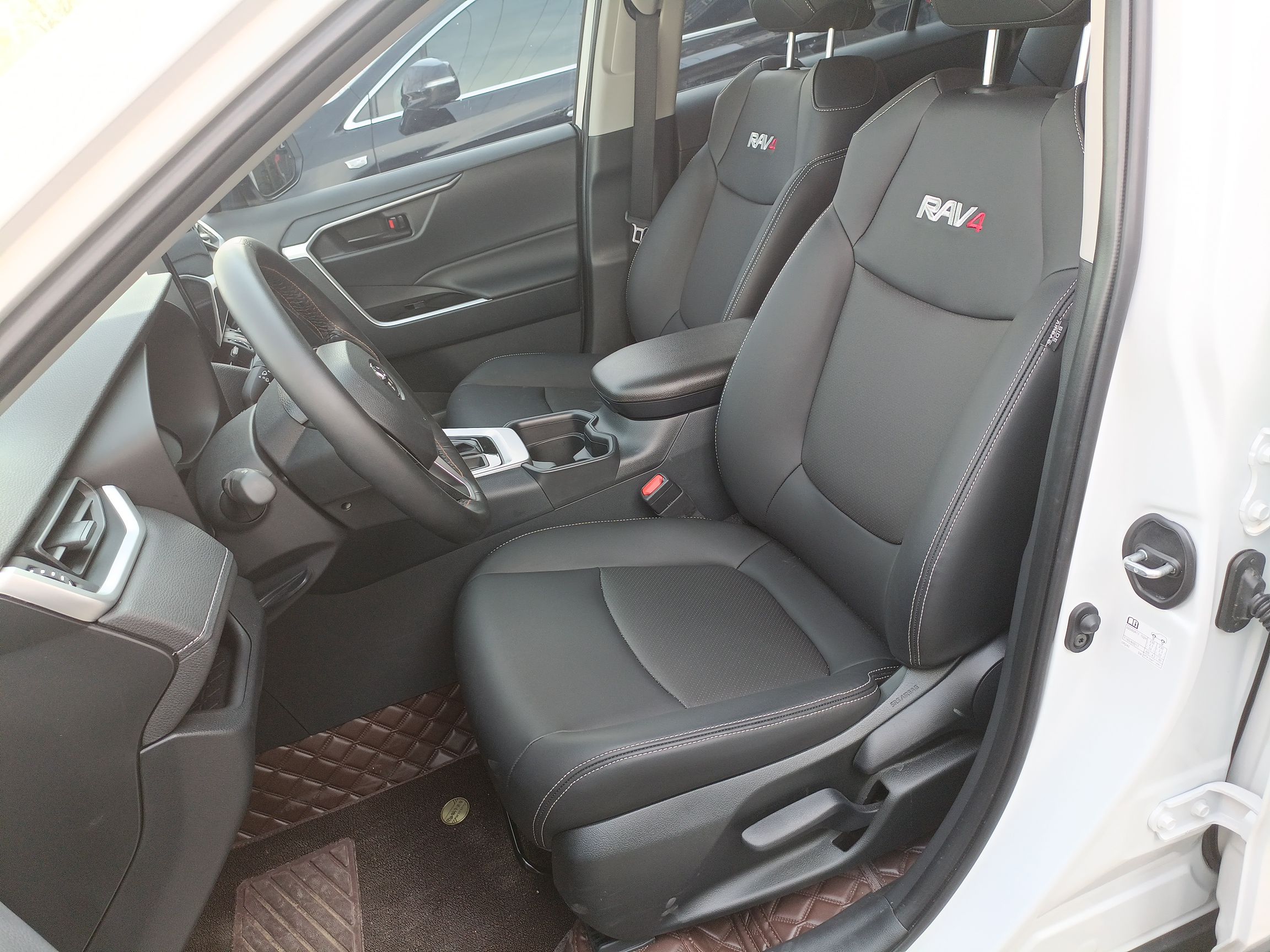 المقاعد الأمامية داخل السيارة