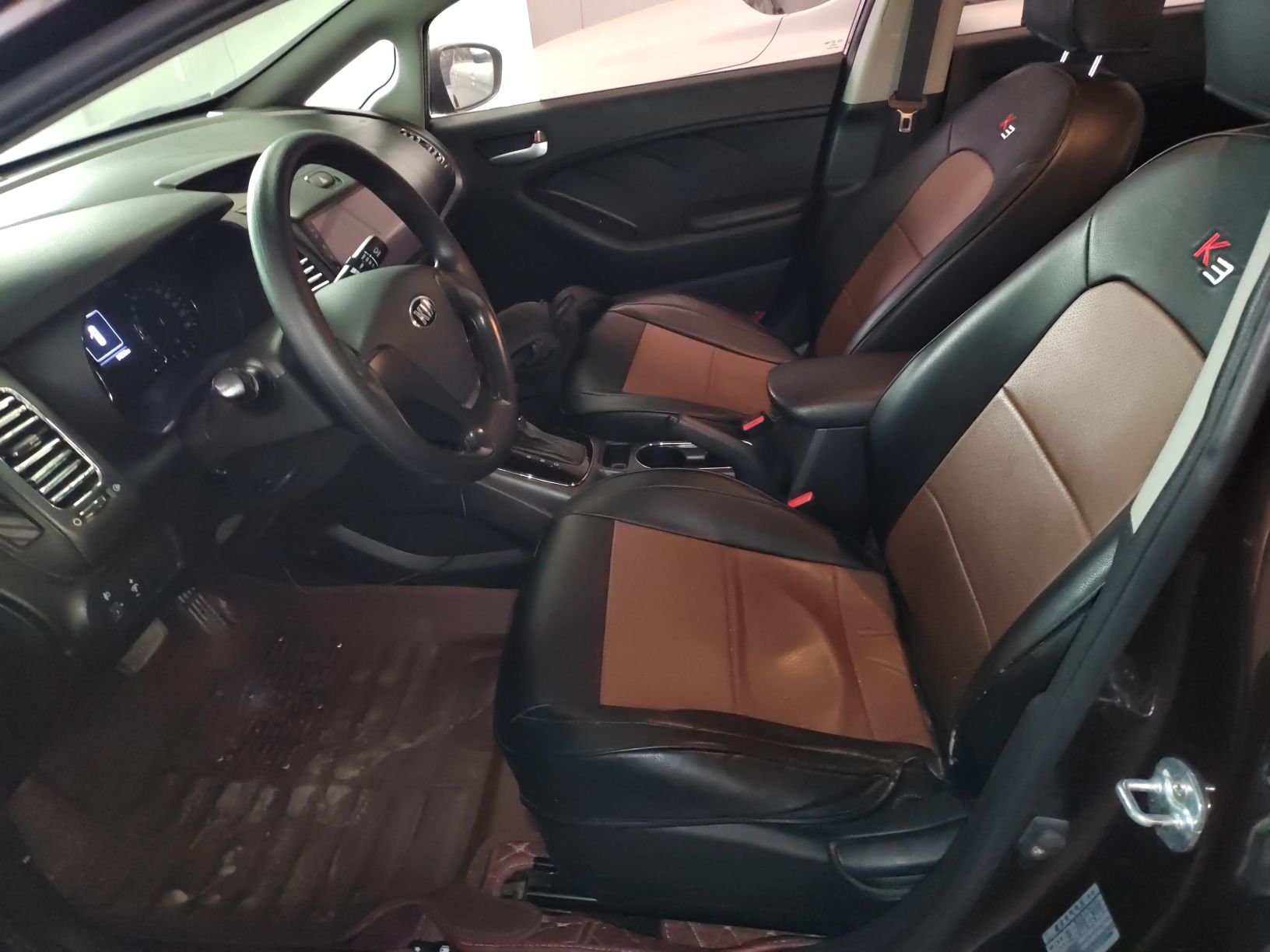 المقاعد الأمامية داخل السيارة