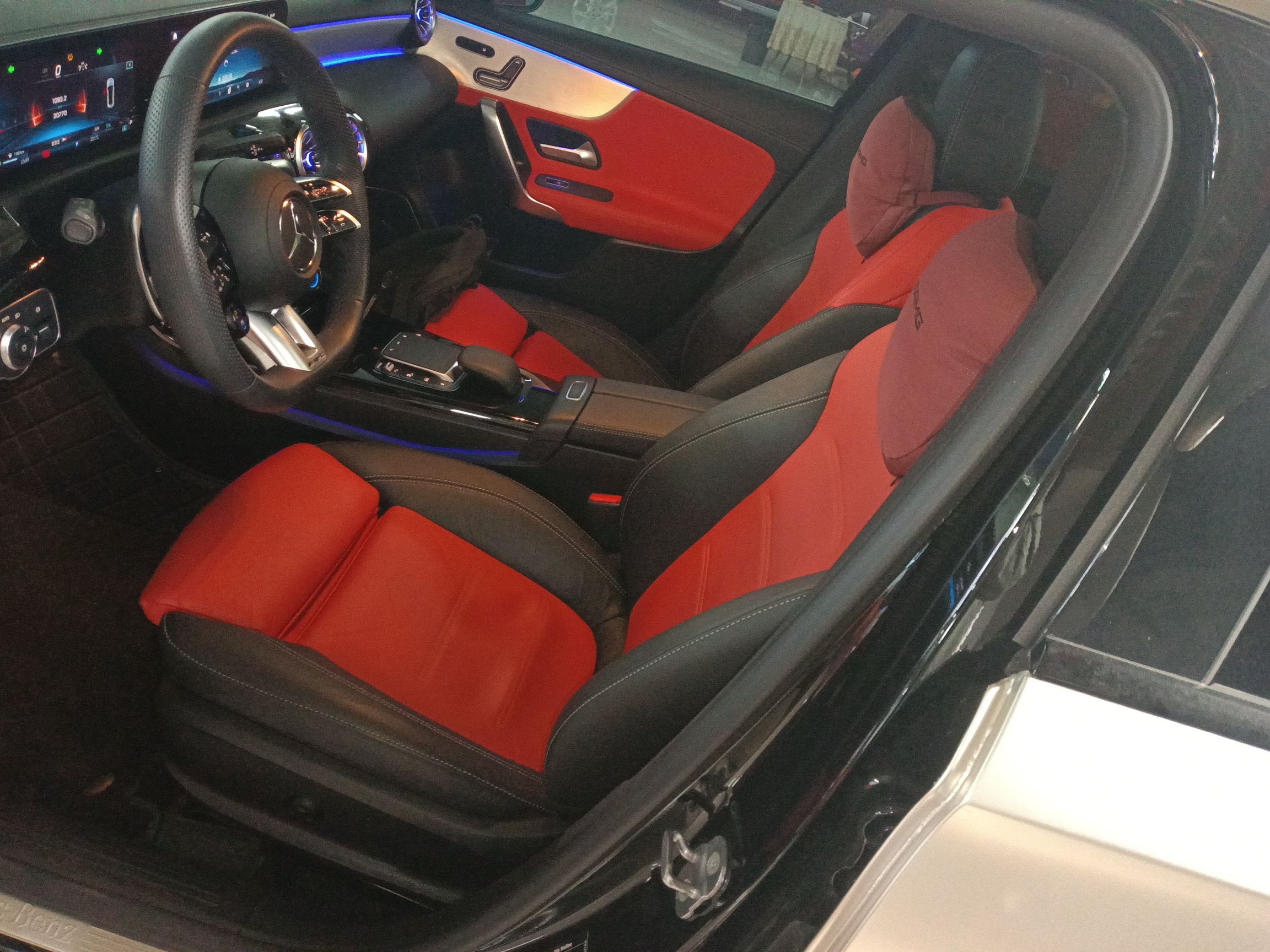 المقاعد الأمامية داخل السيارة