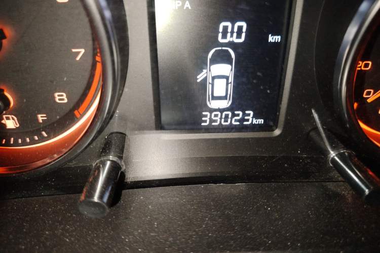 Used Hanteng X5 2018 1.5T Manual Luxury Edition Odometer Close Up