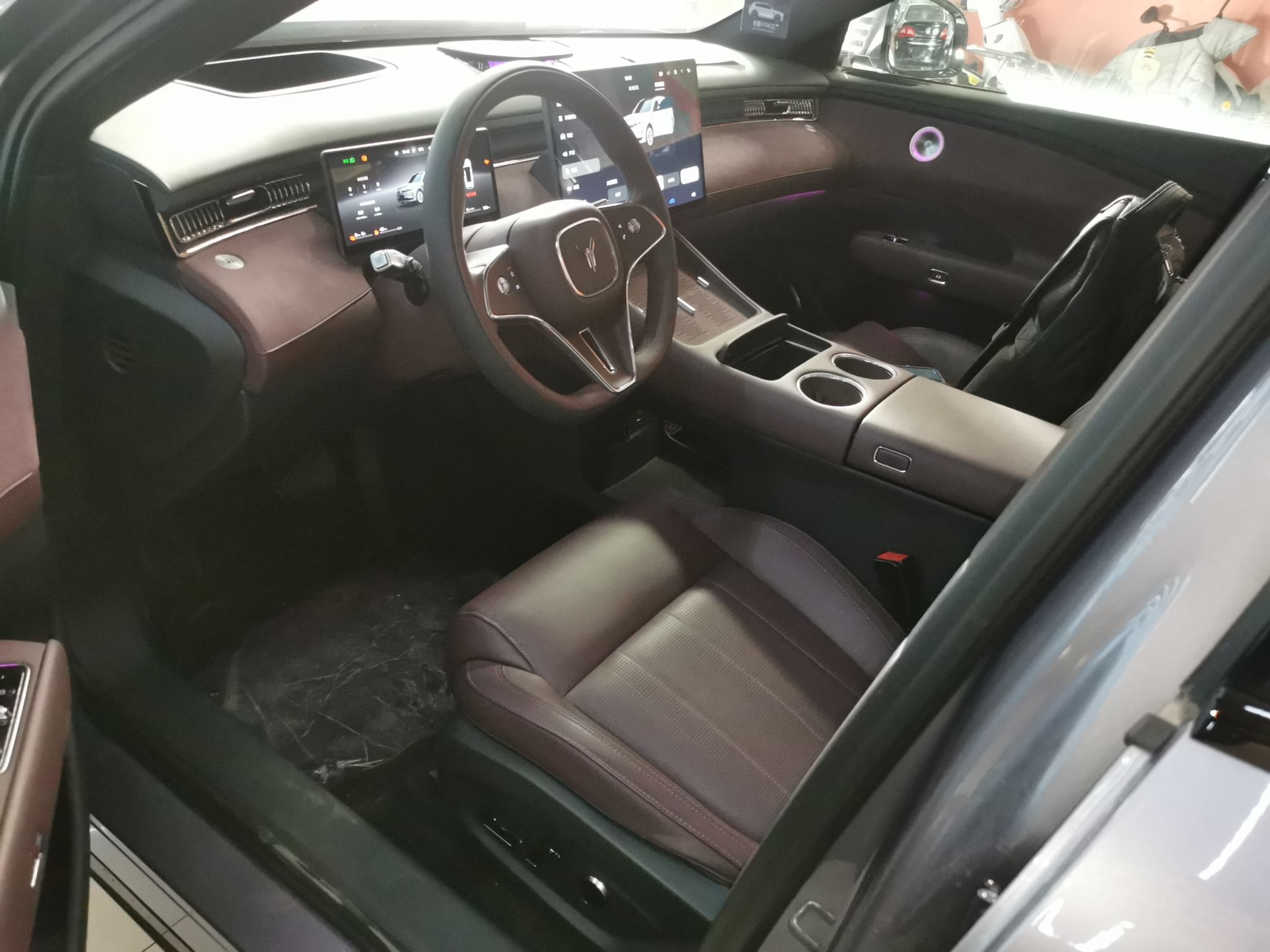 المقاعد الأمامية داخل السيارة