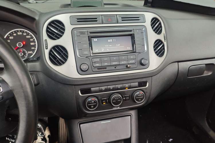 Used Volkswagen Tiguan 2017 300TSI Automatic Two-Wheel Drive Silk Road Comfort Edition Audio And AC Panel